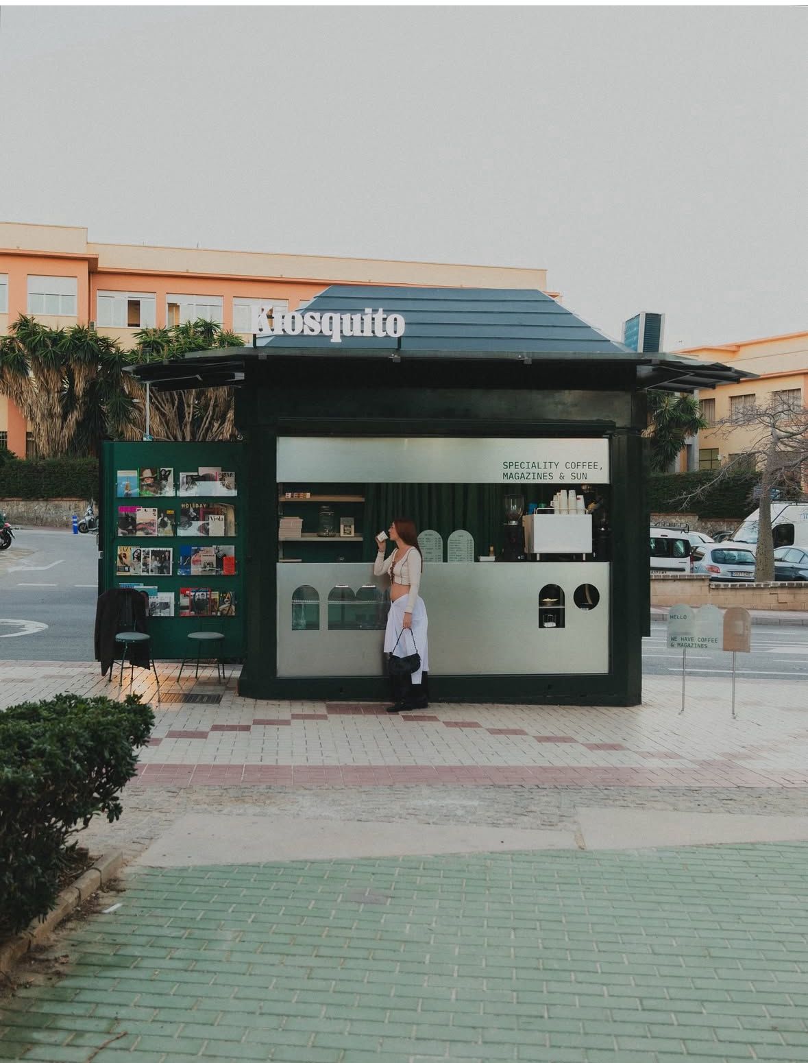 Kiosquito en la plaza, día tranquilo