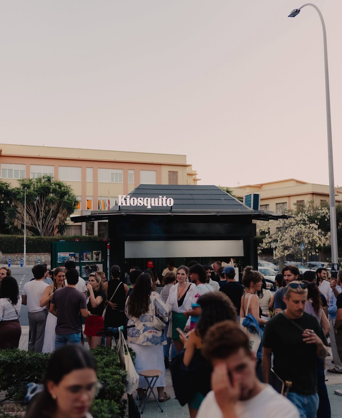 Kiosquito durante un evento lleno de gente